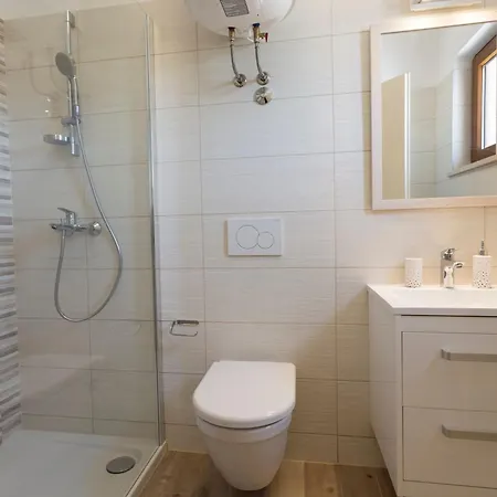Semesterbostad Haus Nina Mit Beheiztem Schwimmbad Loborika