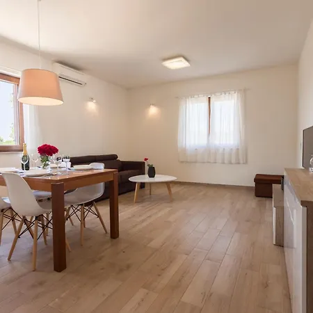 Haus Nina Mit Beheiztem Schwimmbad Semesterbostad